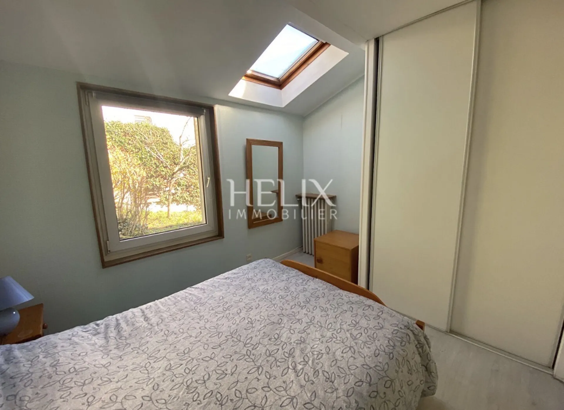 A vendre à Le Pecq  Quartier Cité une charmante maison familiale lumineuse de 138m2 avec un grand terrain de 1080m2 et 2 garages