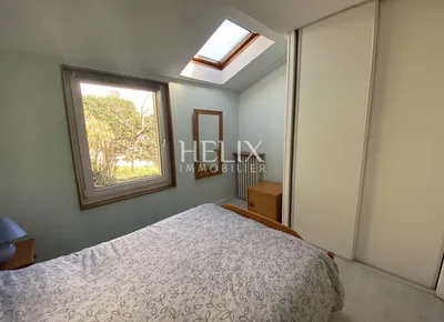 A vendre à Le Pecq  Quartier Cité une charmante maison familiale lumineuse de 138m2 avec un grand terrain de 1080m2 et 2 garages