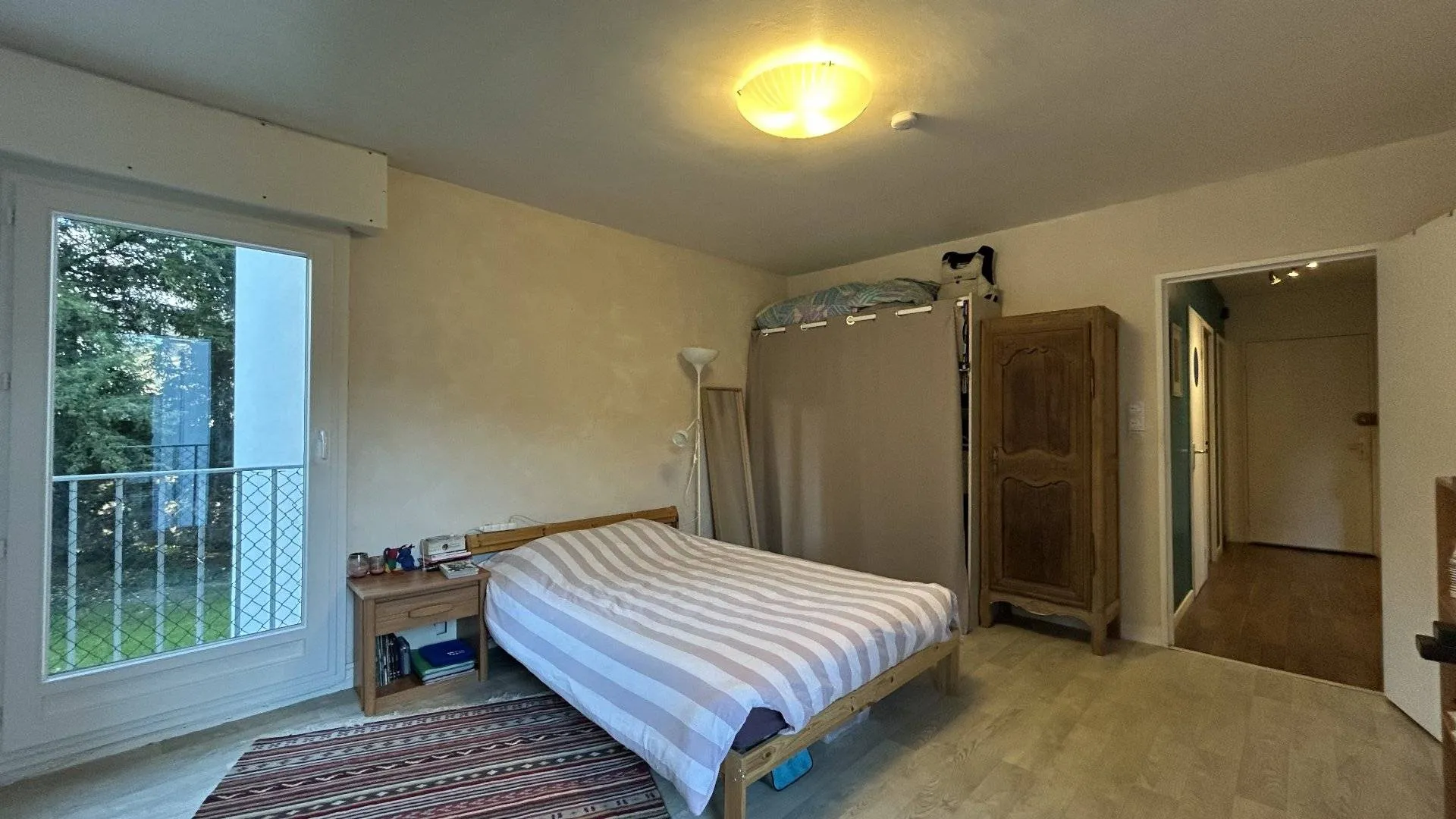 Appartement de 55.84m² Carrez situé au 1er étage d'une résidence avec cour privée et place de parking à Rouen, en Normandie