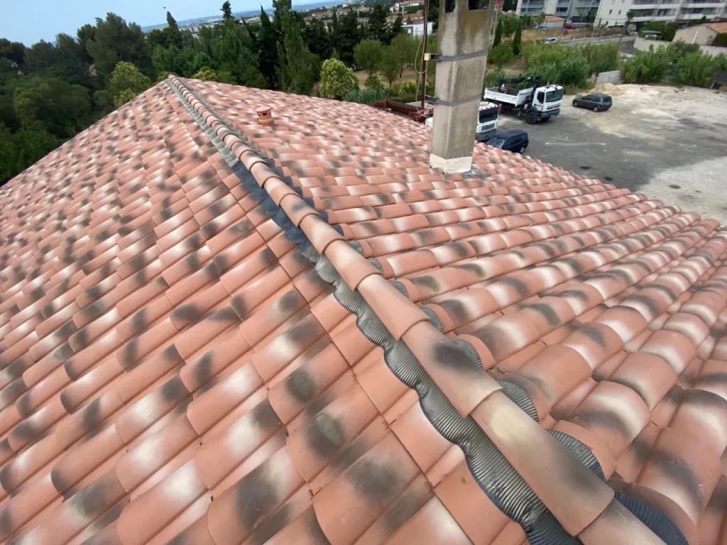 Changement d’une toiture de maison en tuiles Abeilles sur Martigues