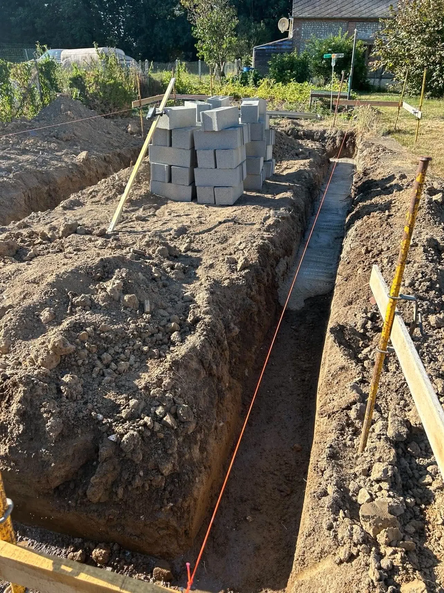 Construction d'un garage après la démolition d'un ancien bâtiment vers Hattenville en Seine-Maritime 76 