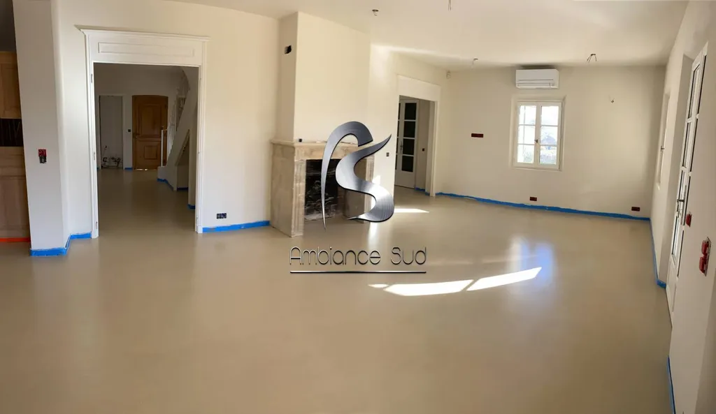 Rénovation d’une maison avec un sol en béton ciré coulé à Goult près de Gordes dans le Lubéron