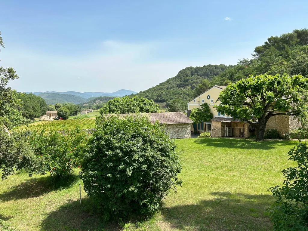 Ancienne ferme en pierre avec vue sur les vignes  à Entrechaux en Vaucluse  