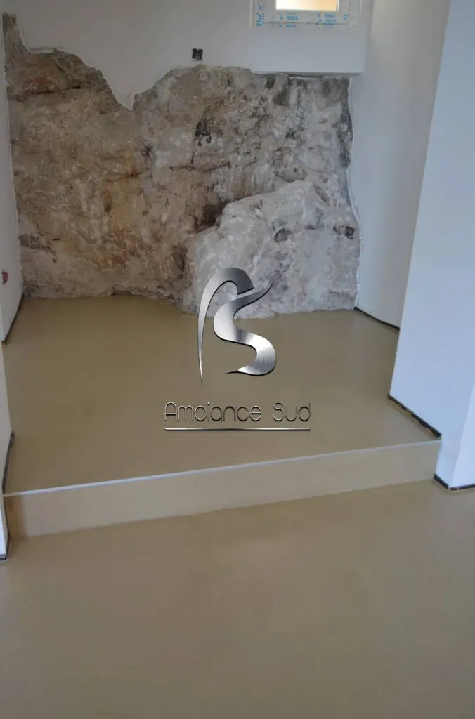 Béton ciré sur carrelage pour rénover les sols d’une maison à Fayence Var 83 moderniser votre décoration intérieure