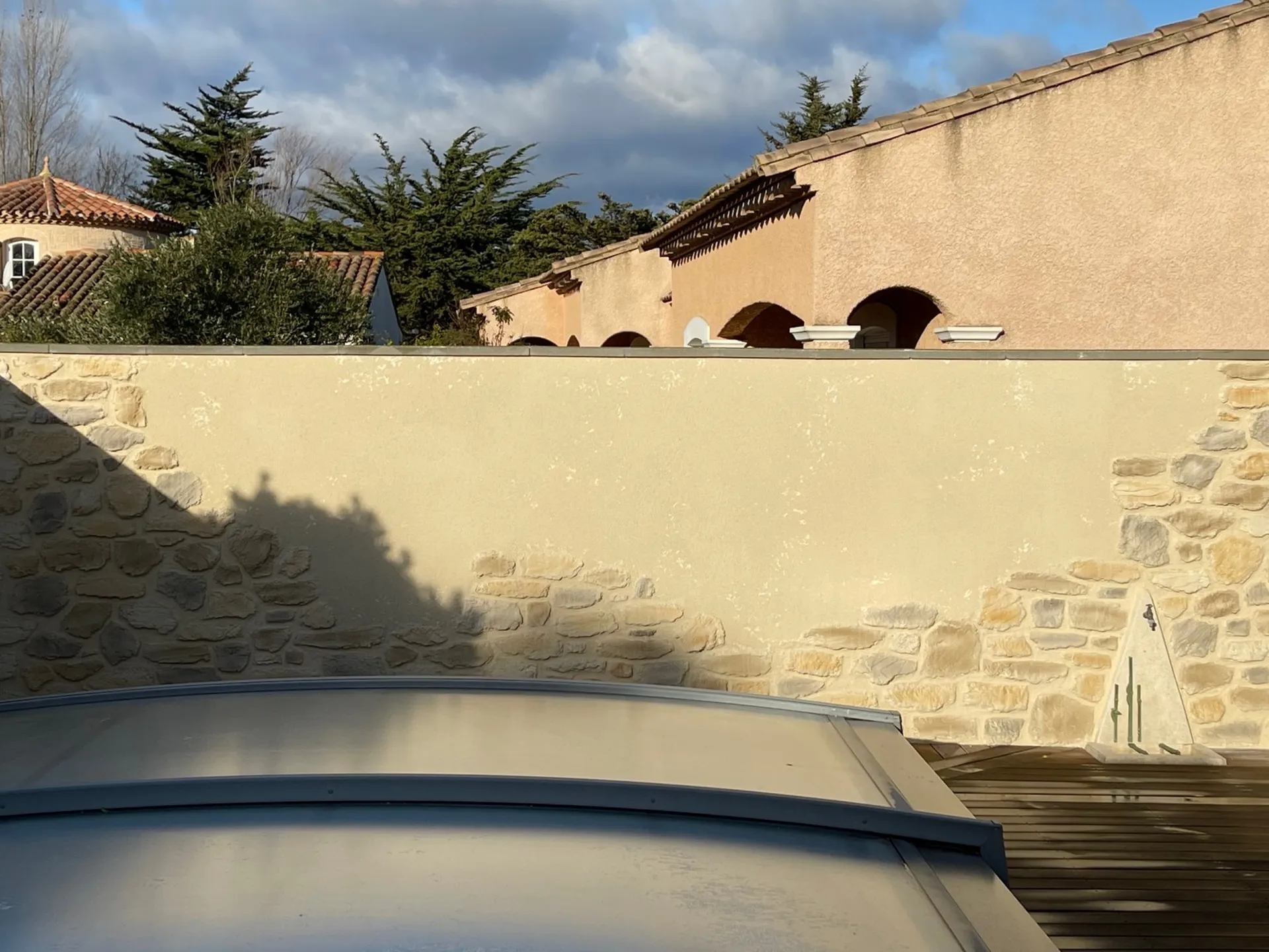 Tour de piscine en cascade de pierre à Narbonne dans l’Aude