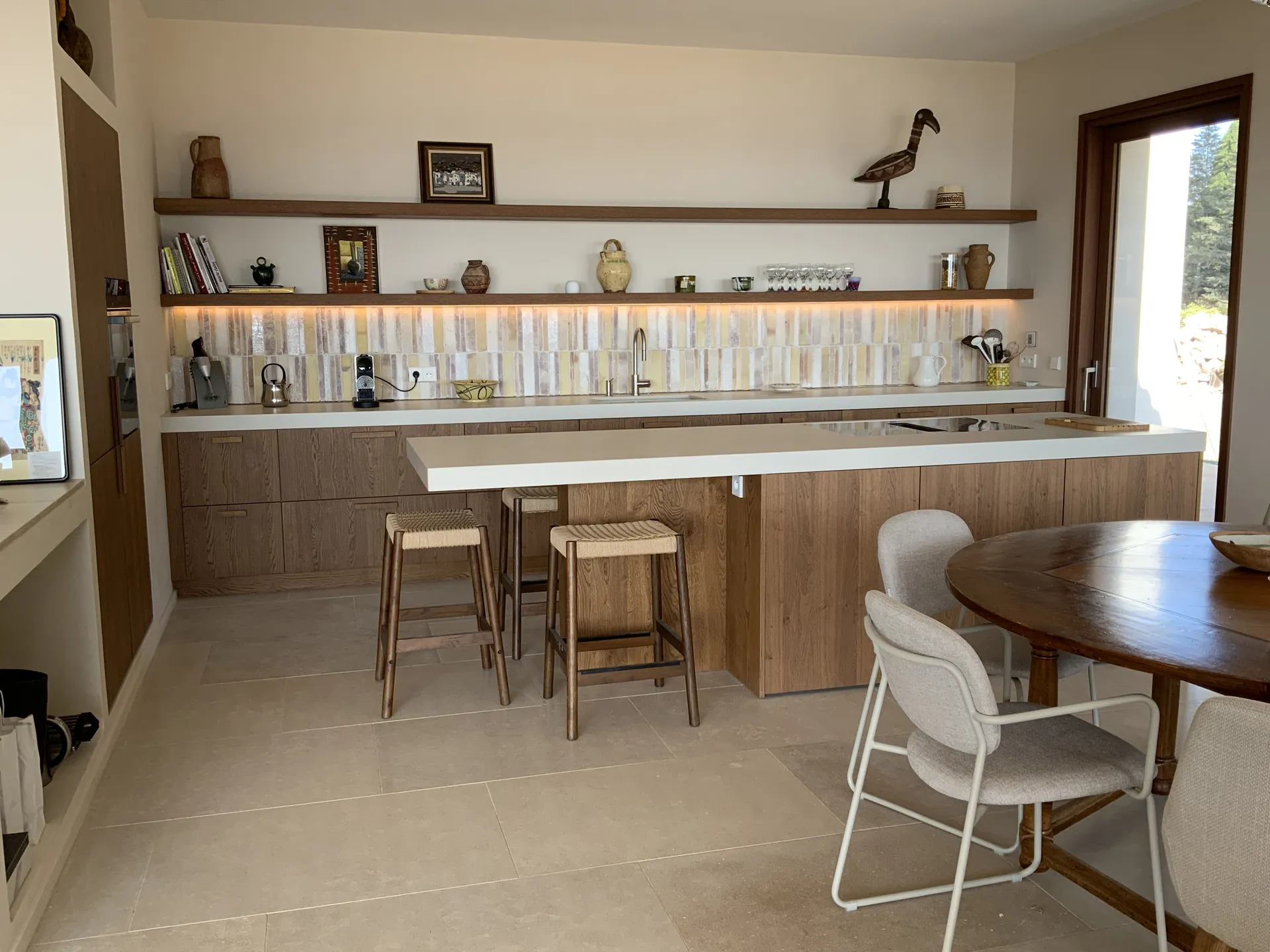 Cuisine sur mesure haut de gamme italienne bois et blanc aux notes vintage avec îlot central à Bandol dans le 83