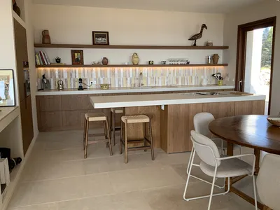Cuisine sur mesure haut de gamme italienne bois et blanc aux notes vintage avec îlot central à Bandol dans le 83
