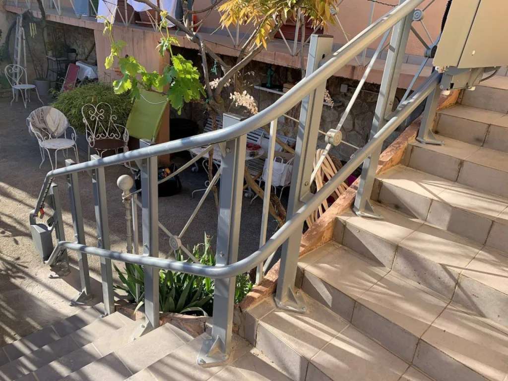 Installation d'une plateforme monte-escalier courbe LENHER Omega à Jouques près d'Aix en Provence