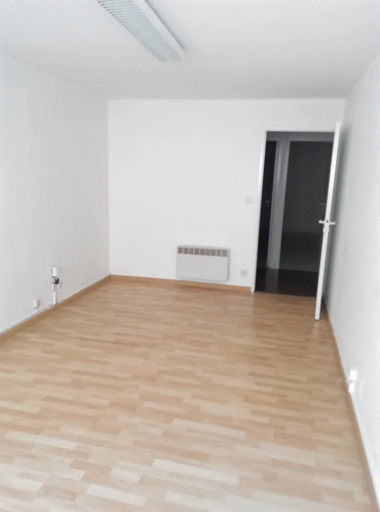 Découvrez ces bureaux de 60 m² à Perpignan, idéalement situés entre la Place Catalogne et le Théâtre de l'Archipel dans les Pyrénées-Orientales, pour votre activité professionnelle.