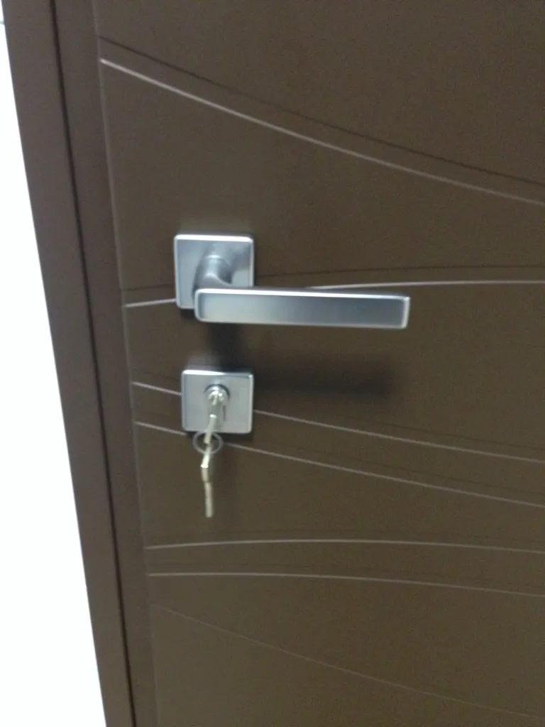 Porte marron en aluminium de chez Préfal sur Martigues