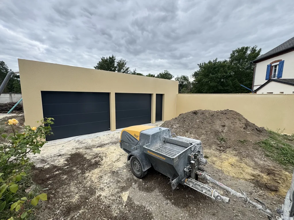 Réalisation d’un enduit projeté Weber fintion grattée sur un garage neuf à mondeville dans le Calvados