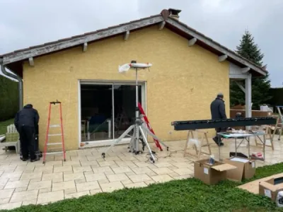 Installation d'une pergola bioclimatique aluminium sur mesure de marque MARQUISES en région Rhône Alpes à Saint-Romain-de-Jalionas