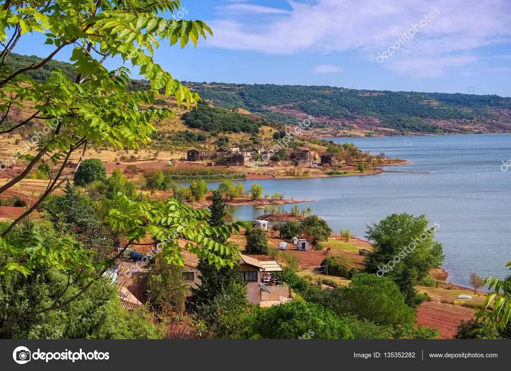 Le Lac de Salagou proche de Vias