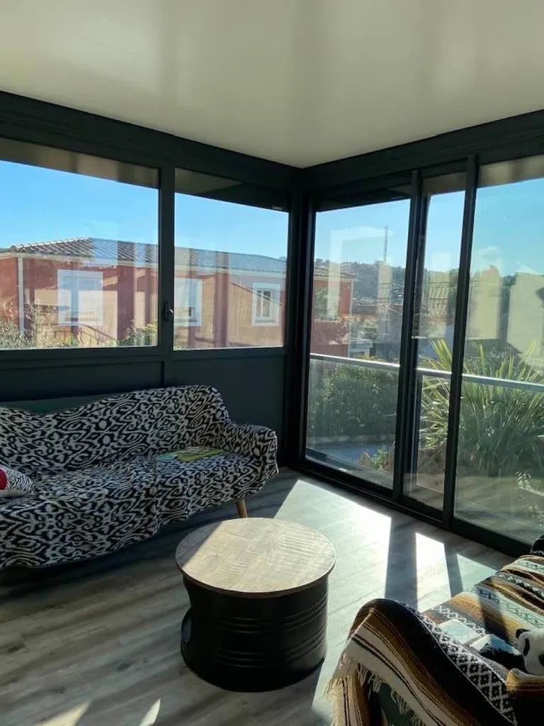 Mise en place d’une véranda design ral 7016G avec volets solaires sur Martigues