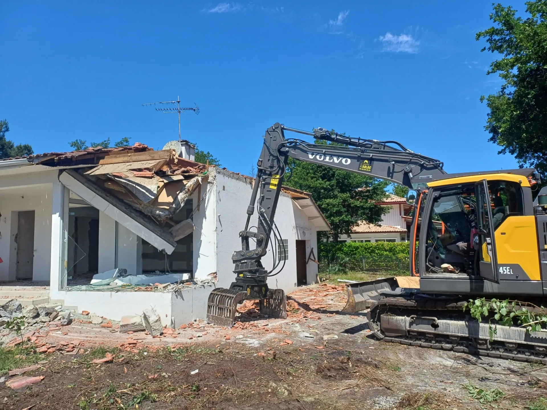 Site de démolition propre et débarrassé des déchets, prêt pour une nouvelle construction à Artigues près Bordeaux