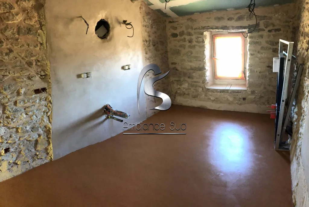 Rénovation du sol d’une salle de bain en béton ciré industriel à Bonnieux dans le Vaucluse