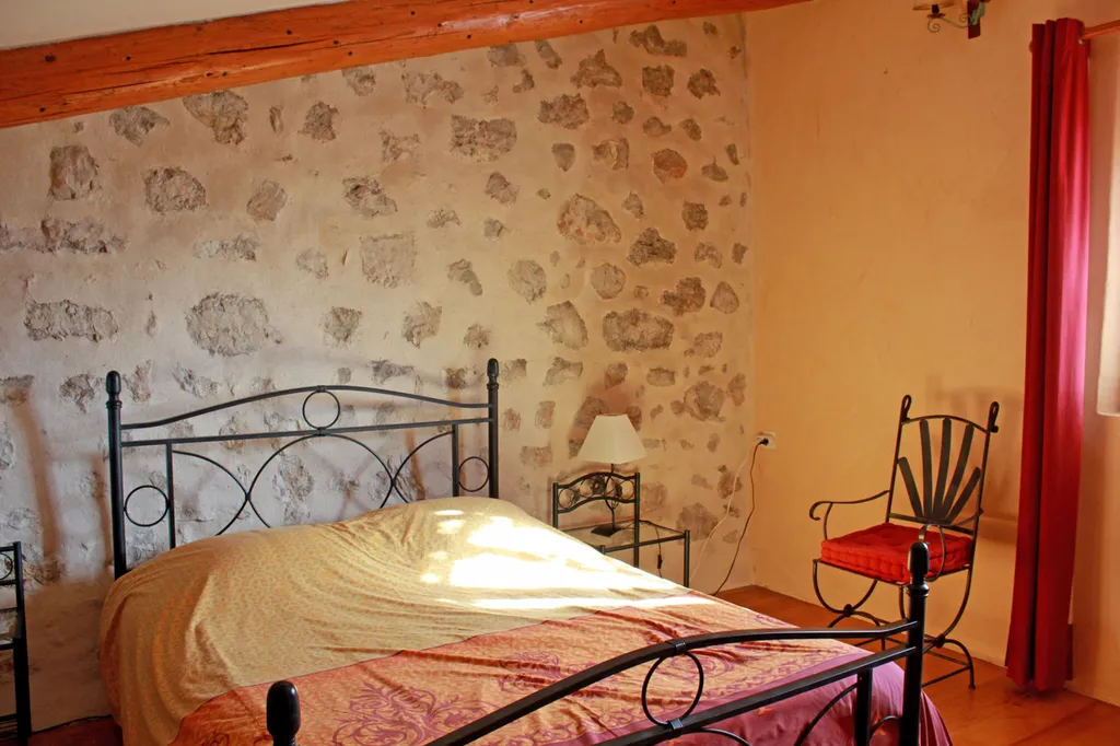 En Drôme provençale, à vendre, beau mas de caractère avec piscine    