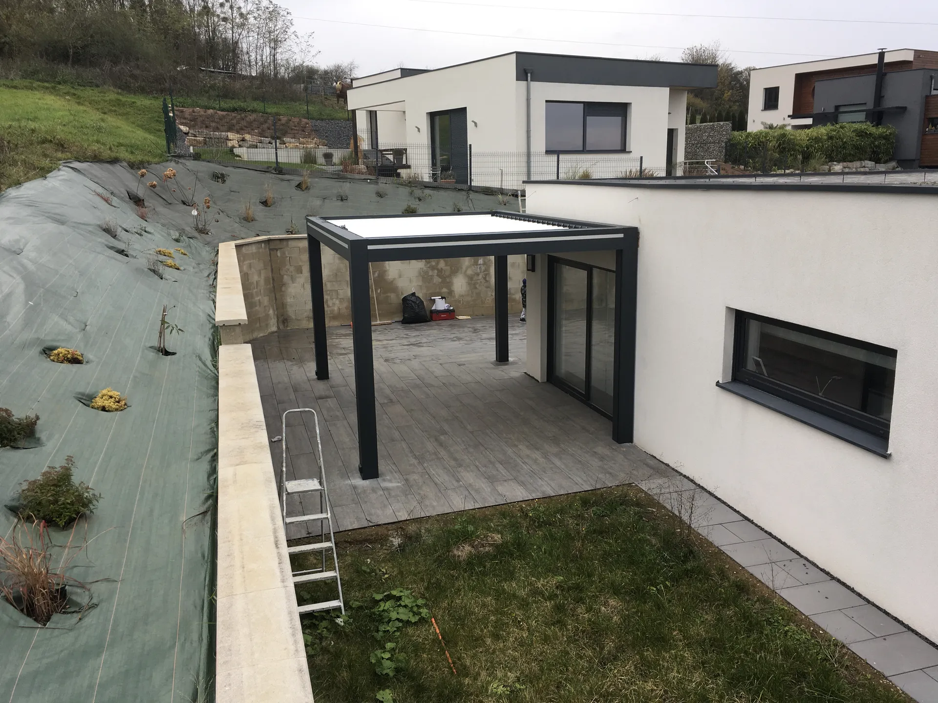 Pergola bioclimatique colris 7016 lames orientable avec store 5x3500