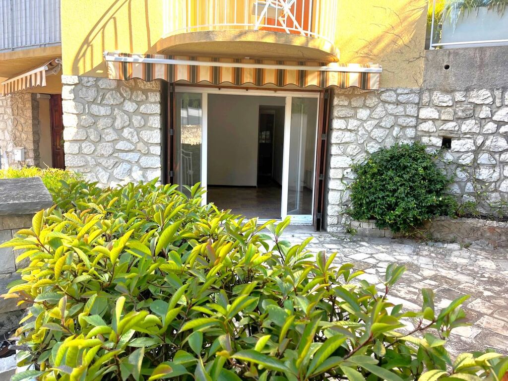 Vente appartement T2 Cassis  avec vaste terrasse dans petit immeuble du centre