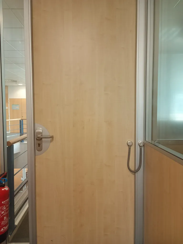 Installation d'une serrure Kel Abloy sur une porte en bois avec mortaisage de la porte pour encastrement de la serrure dans une usine de la Plaine de l'Ain à Lagnieu Installation d'une serrure Kel Abloy sur une porte en bois avec mortaisage de la porte pour encastrement de la serrure dans une usine de la Plaine de l'Ain à Lagnieu