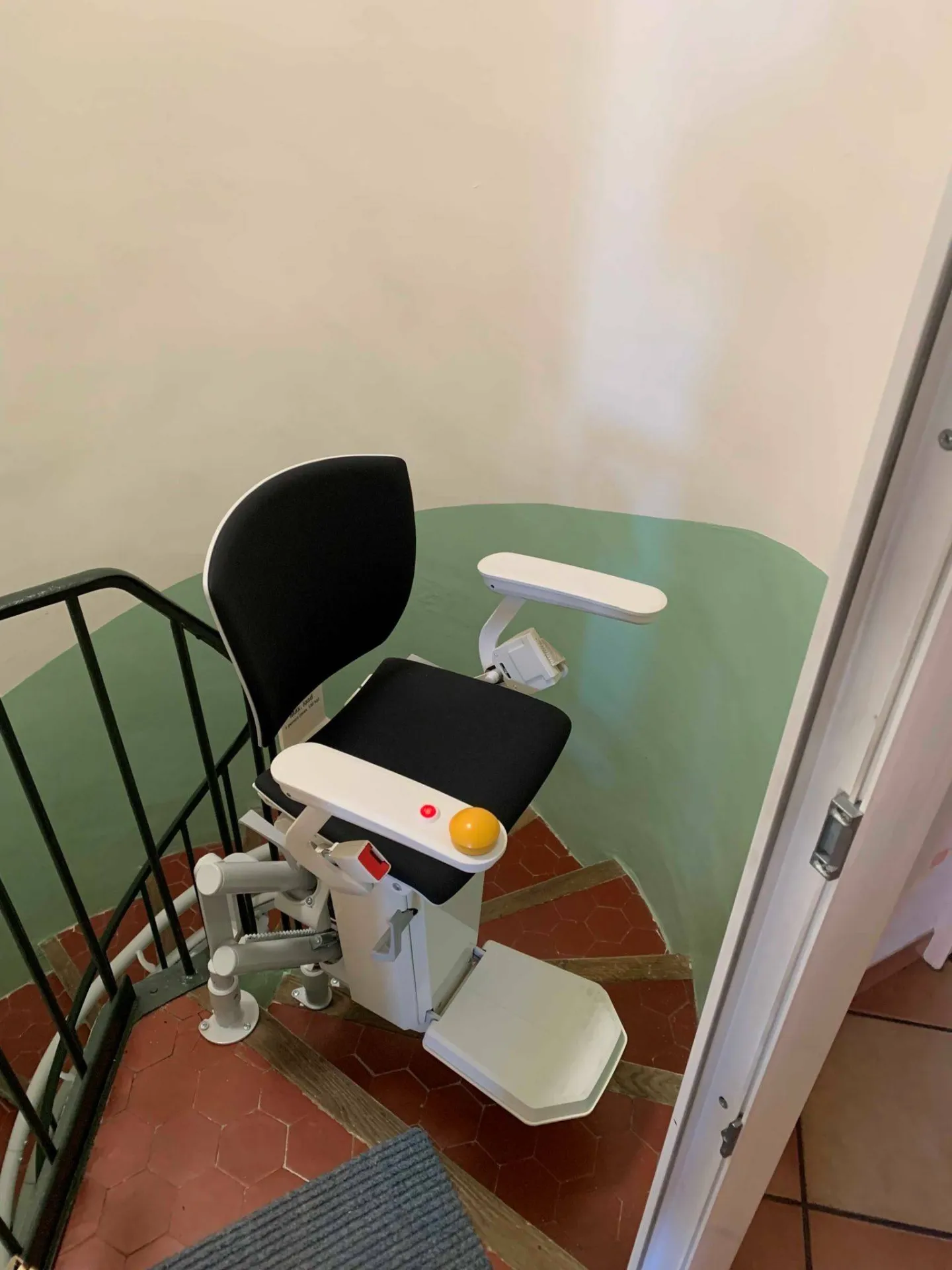 le fauteuil monte-escalier intérieur ou extérieur courbe est toujours foctionnel avec un entretien annuel le fauteuil monte-escalier intérieur ou extérieur courbe est toujours foctionnel avec un entretien annuel