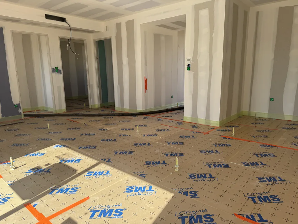 Pose d'isolant TMS 120 mm et coulage de chape fluide ciment pour 4 maisons neuves à Le Houga