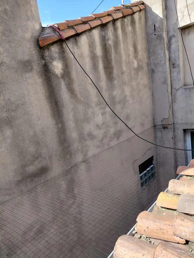 filet anti pigeon dans une cour à Marignane