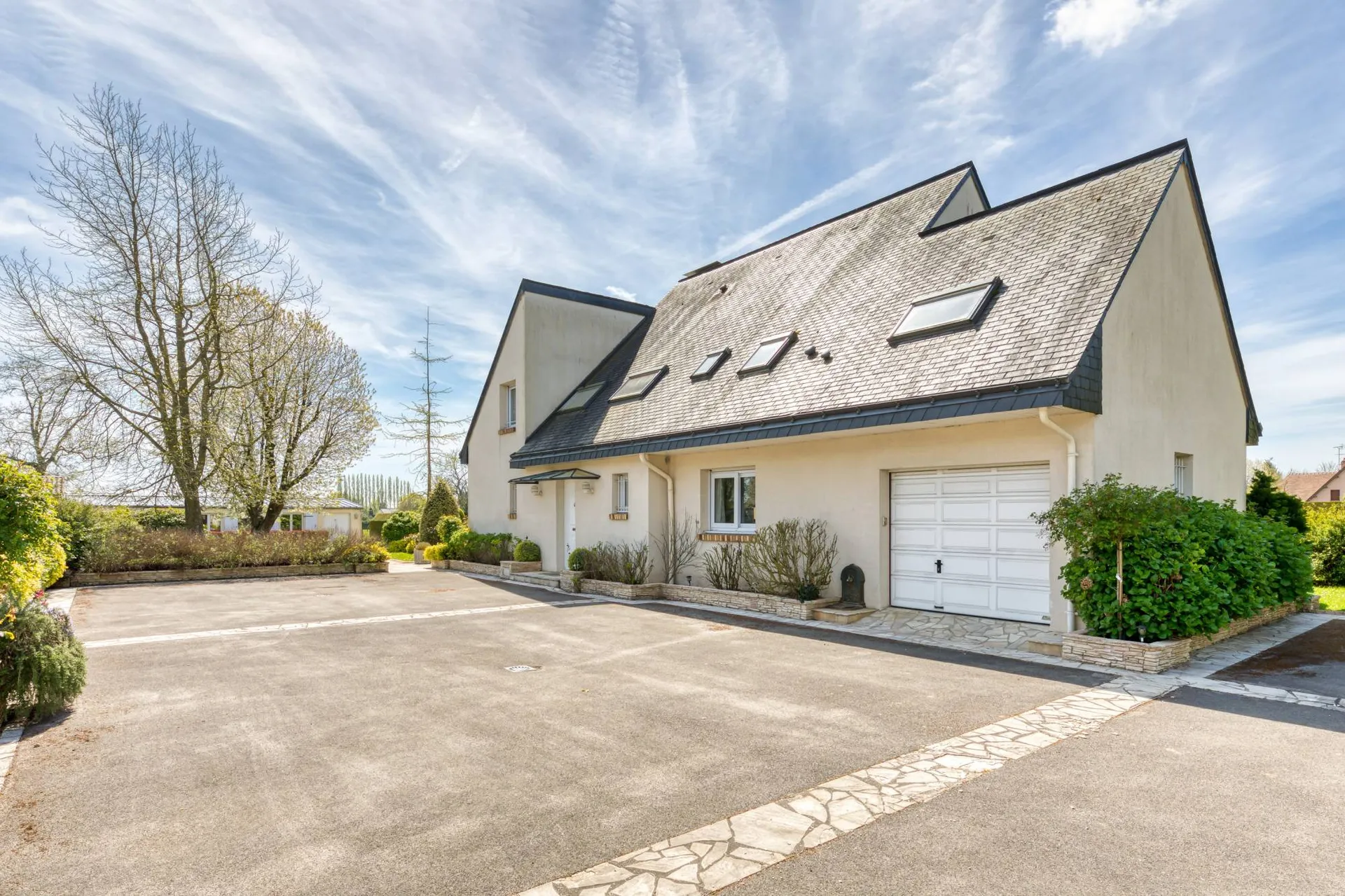 A vendre Maison contemporaine proche des commerces avec piscine