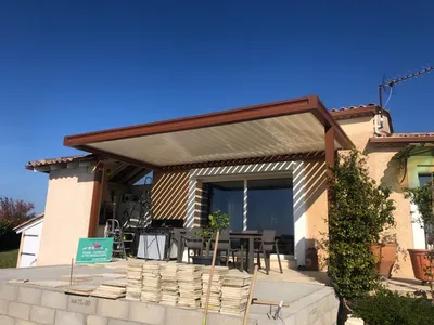 Pergola bioclimatique Marron à Lézan dans le Gard