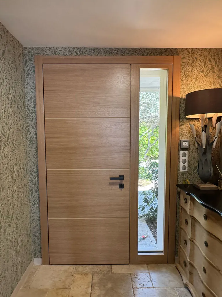 Quitter le PVC pour le chêne naturel dans le Vieil Ajaccio : installation d'une Silvelox Perseo en bois décor Trio, avec partie fixe vitrée réfléchissante