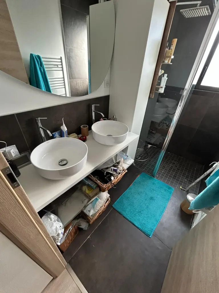 Salle de bain avant rénovation suite à un dégât des eaux à Lachassagne près de Lyon (Rhône 69)