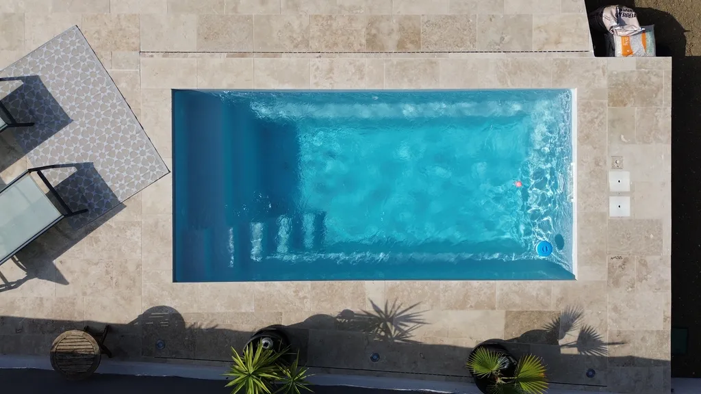 Terrasse Travertin & Plage de Piscine à La Fare-les-Oliviers (13580) | AMT Construction