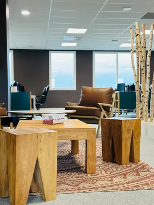 Open space lumineux conçu par un architecte d’intérieur dans un immeuble de bureaux à Bordeaux Euratlantique