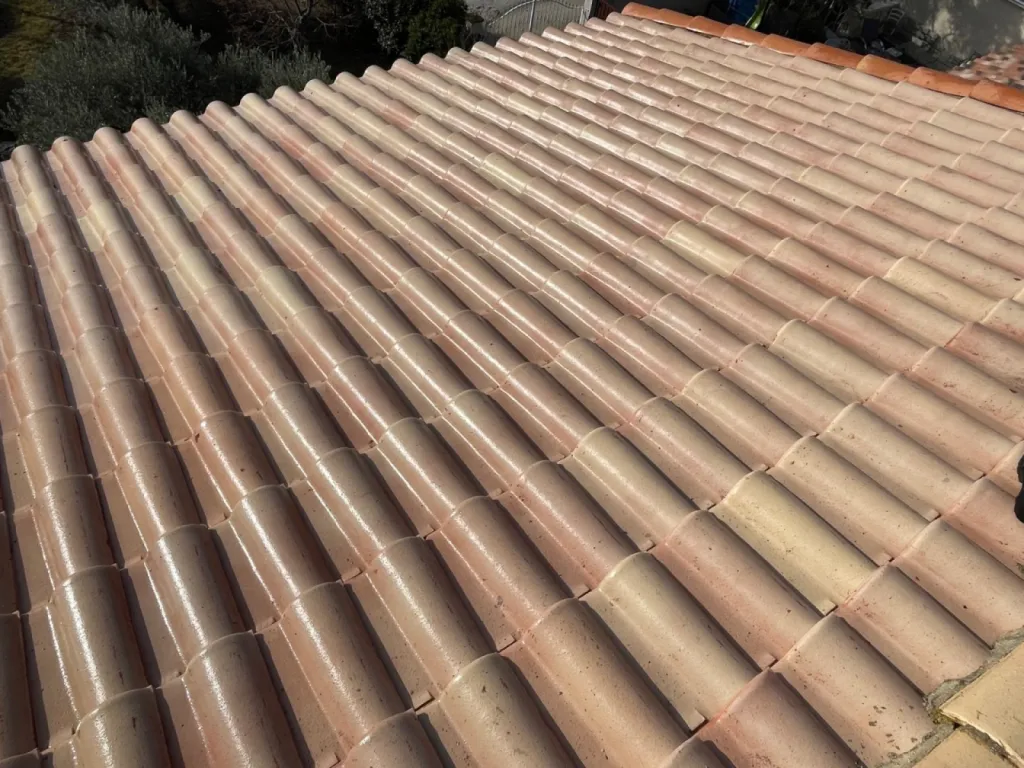 Nettoyage et traitement des tuiles mécaniques d’une toiture de maison sur Martigues