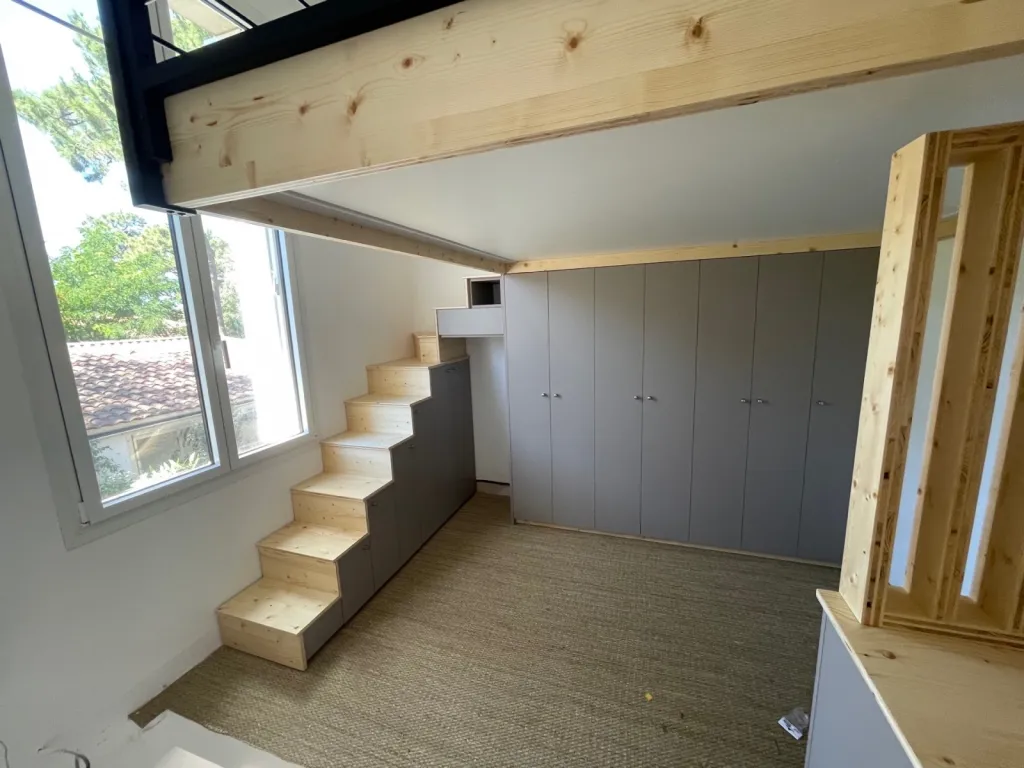  Lit mezzanine avec escalier dans un espace exigu sur Arcachon