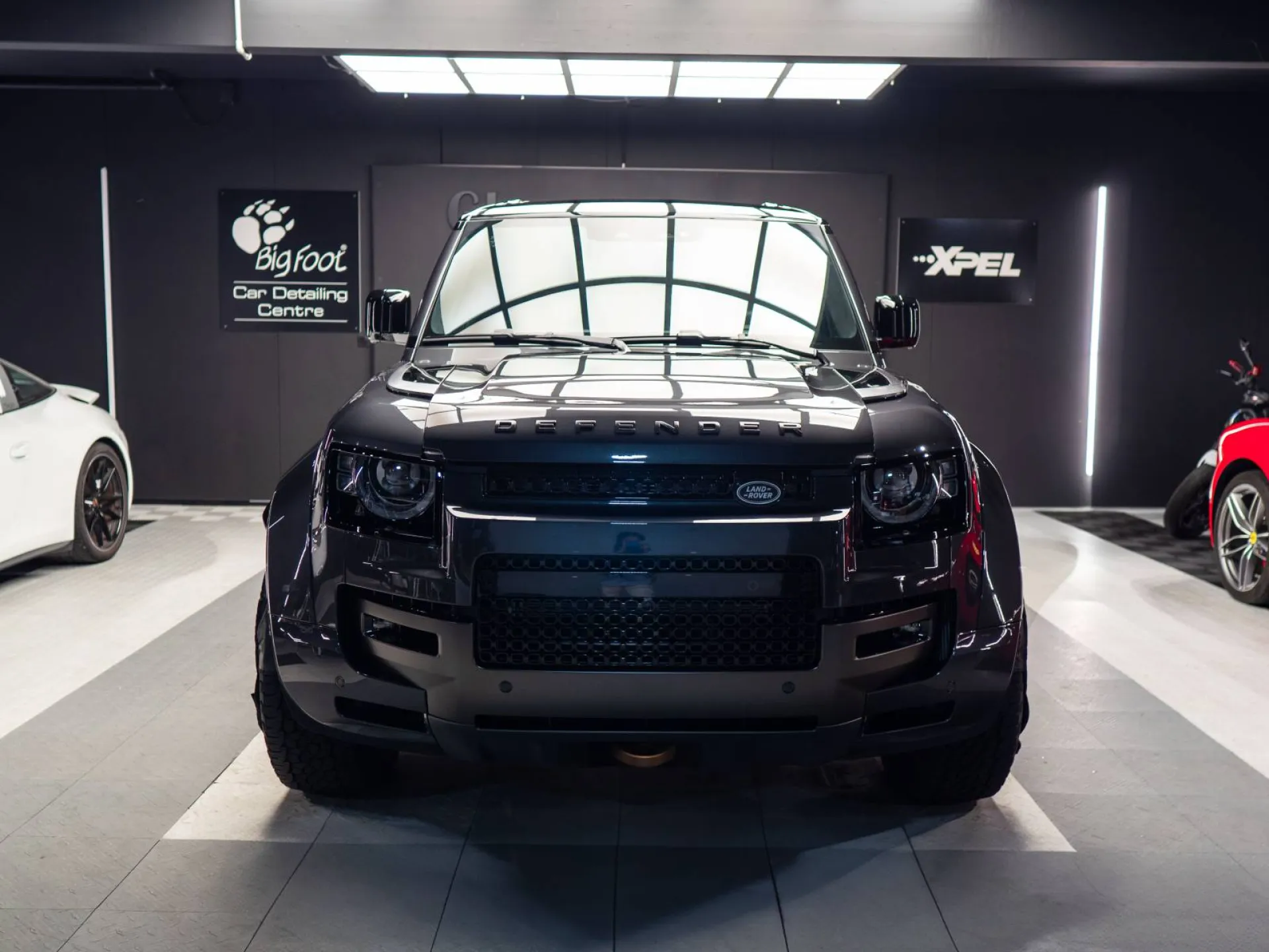 Chaque courbe du Defender Octa est protégée par un film de protection PPF XPEL, appliqué avec précision par nos experts.