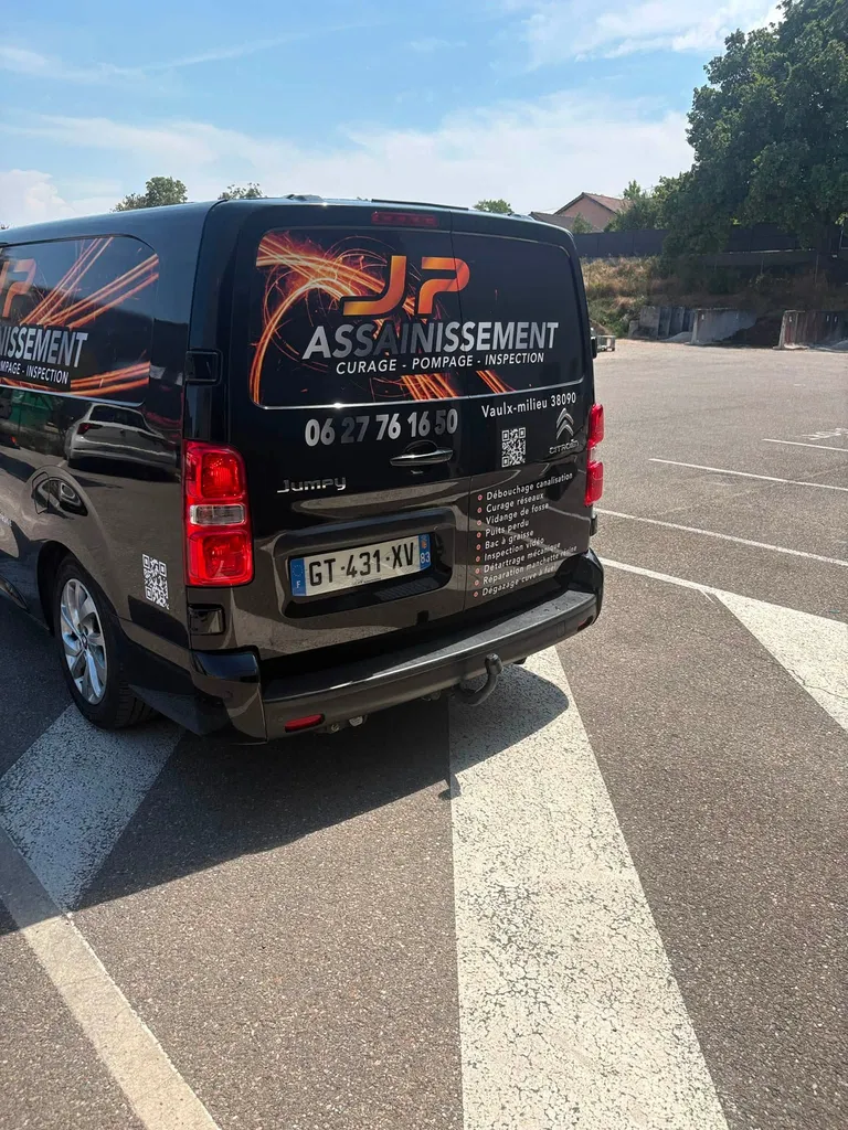 Découvrez notre nouveau camion hydrocureur compact spécialement équipé pour l'entretien efficace de tous vos sous-sols d'accès difficile.