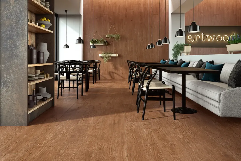 Le carrelage intérieur ARTWOOD aspect bois naturel chez Le Comptoir du Sol à Rouen et Dieppe : tendance 2025 pour sols élégants.