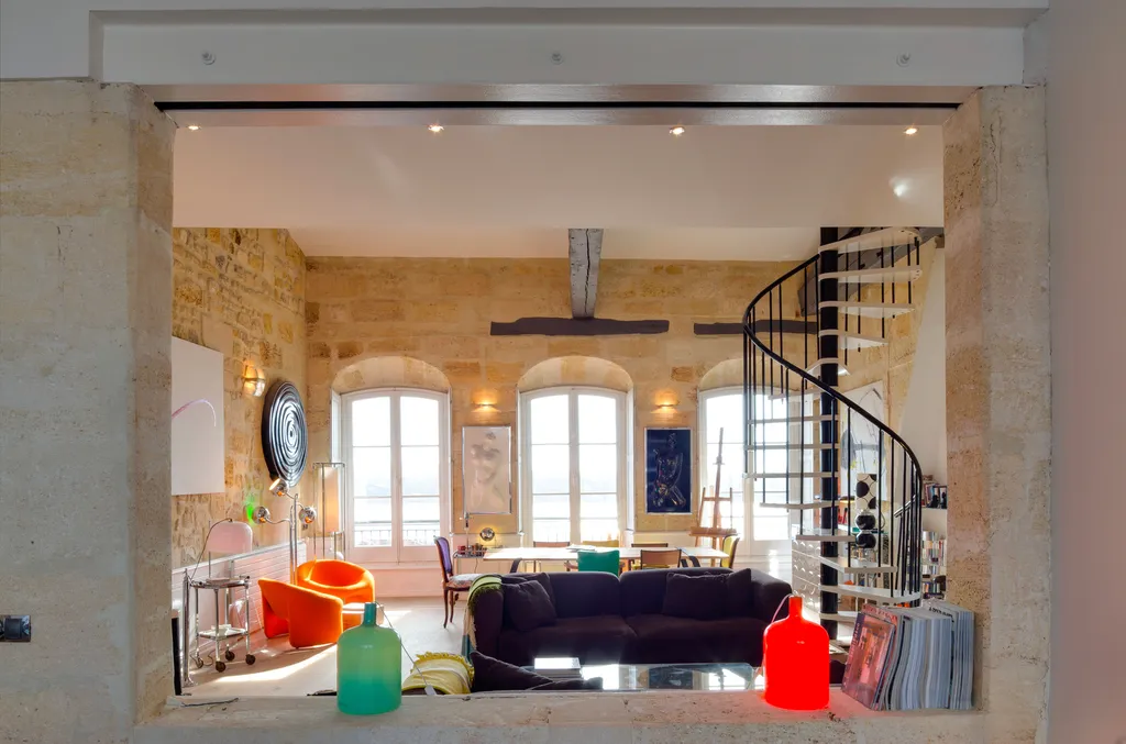 Salon ouvert sur cuisine, entièrement repensé par AKIKO ARCHITECTURE dans un appartement en pierre des Chartrons : volumes clarifiés, couleurs pop et vue préservée sur les quais de Bordeaux