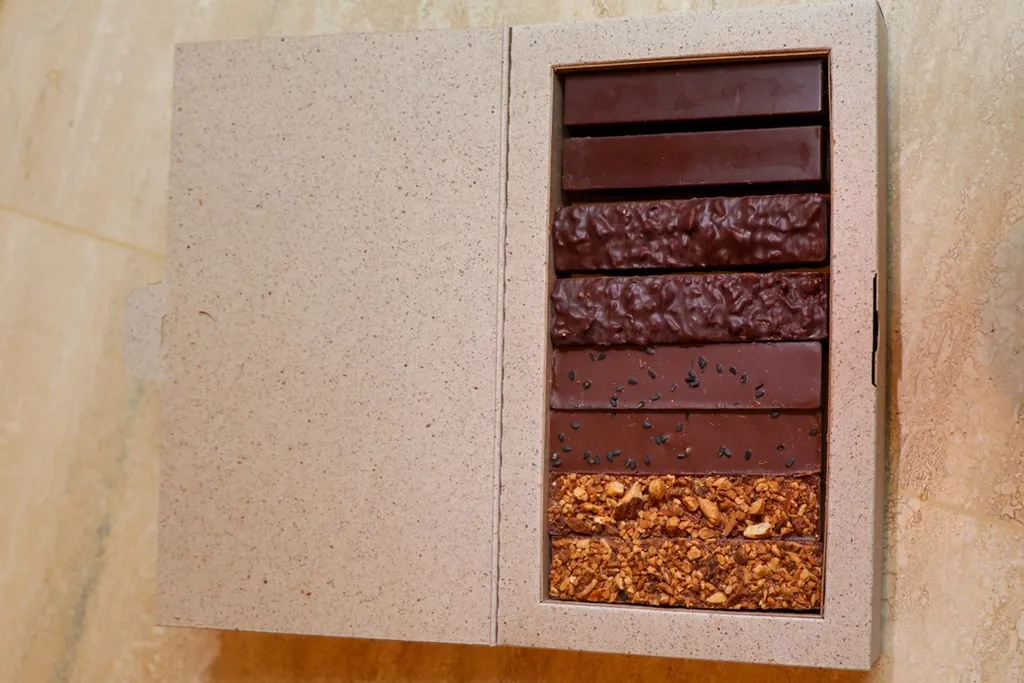 Coffret dégustation de barres pralinées artisanales aux saveurs contrastées et textures fondantes
