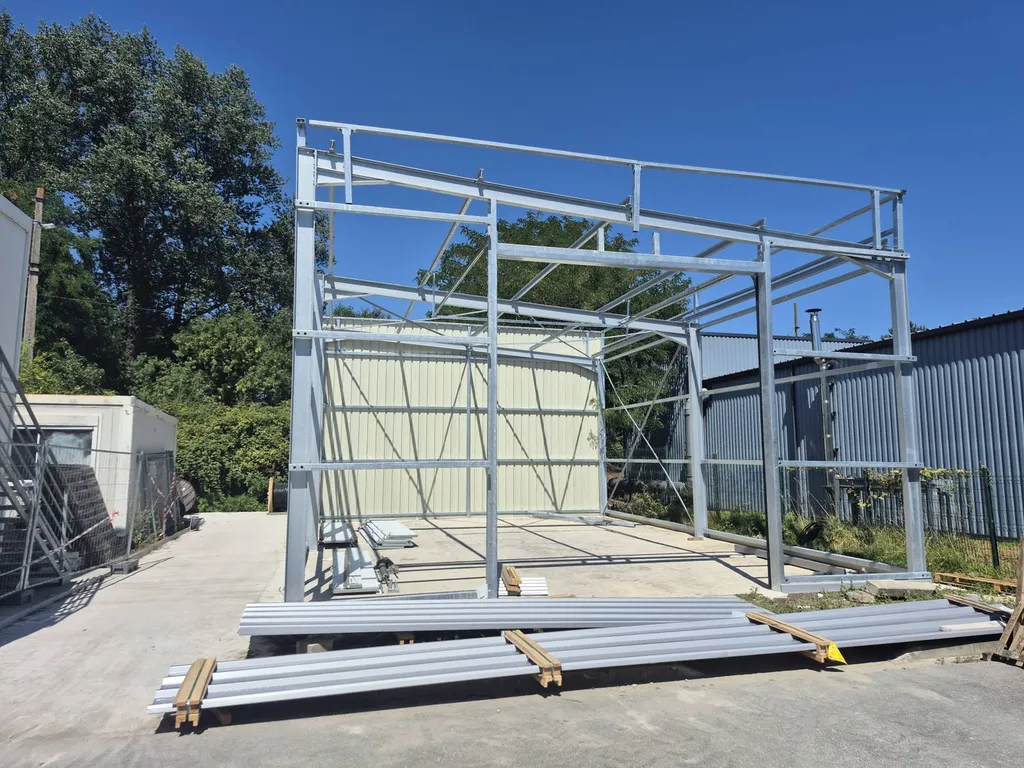 Travaux en cours : montage du hangar métallique avec nos équipes expertes.