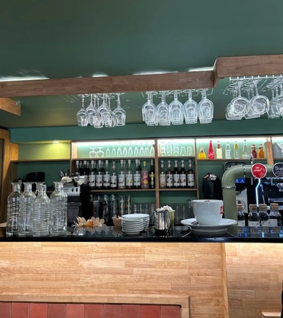 Créer un arrière-bar professionnel sur mesure en bois massif, granit noir et modules techniques intégrés pour un établissement haut de gamme à Marseille