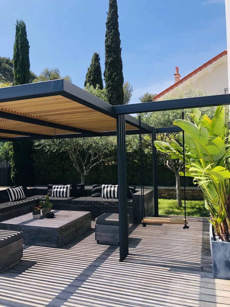 Création d'une pergola en acier et en bois exotique à Sanary sur Mer dans le Var