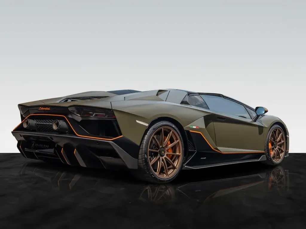Vue arrière 3/4 de l’Aventador Ultimae Roadster avec diffuseur carbone, jantes bronze et livrée bi-ton exclusive.