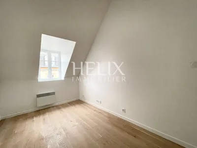 A vendre appartement esprit Loft 106 M2 surface au sol, 88,58 M2 Loi Carrez, situé au 3ème et dernier étage entièrement refait à neuf bénéficiant d'une situation privilégiée au coeur du centre ville, exceptionnel à Saint Germain en Laye.