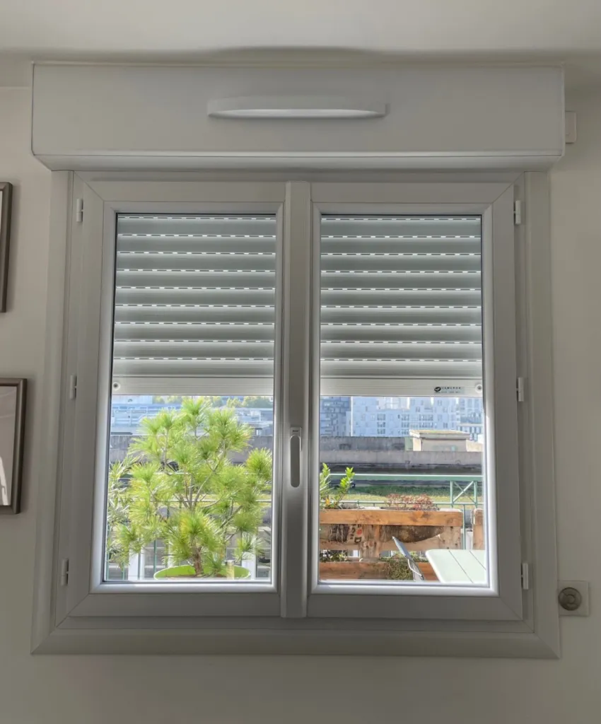 Fenêtres PVC de marque Bouvet modèle thermience avec combiné de volets roulants en dépose totale sur Lyon 69007 en région Rhône-Alpes