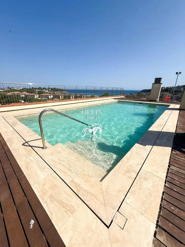 Appartement à S'agaro avec piscine, vue mer.