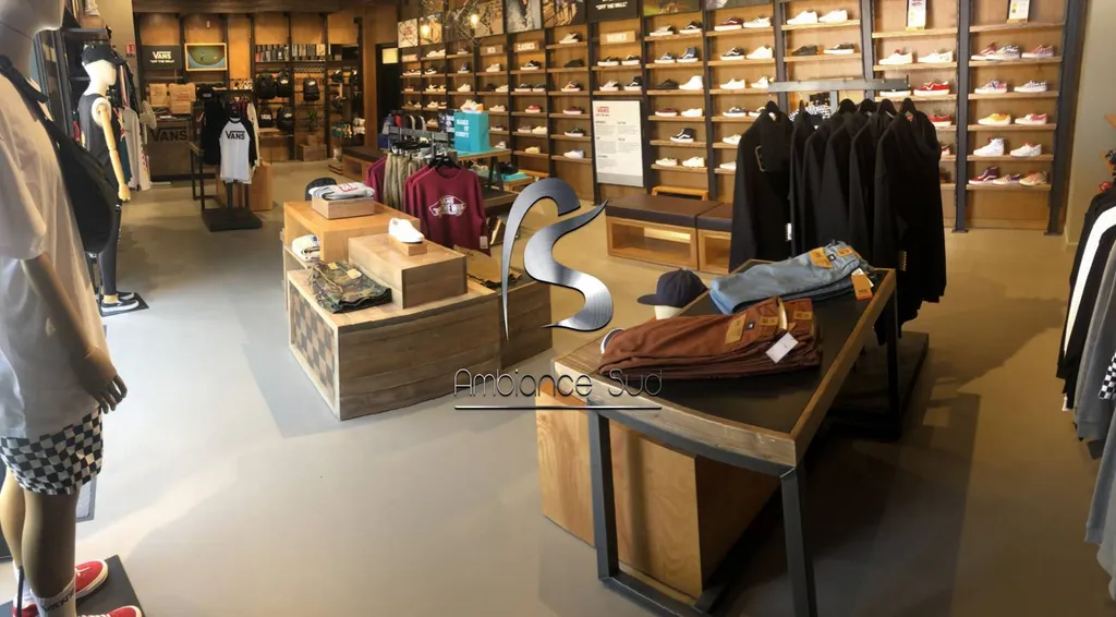 SOL EN BÉTON CIRÉ COULE AVEC UNE CHAPE MINCE FIBRE TEINTE A TOULON 83