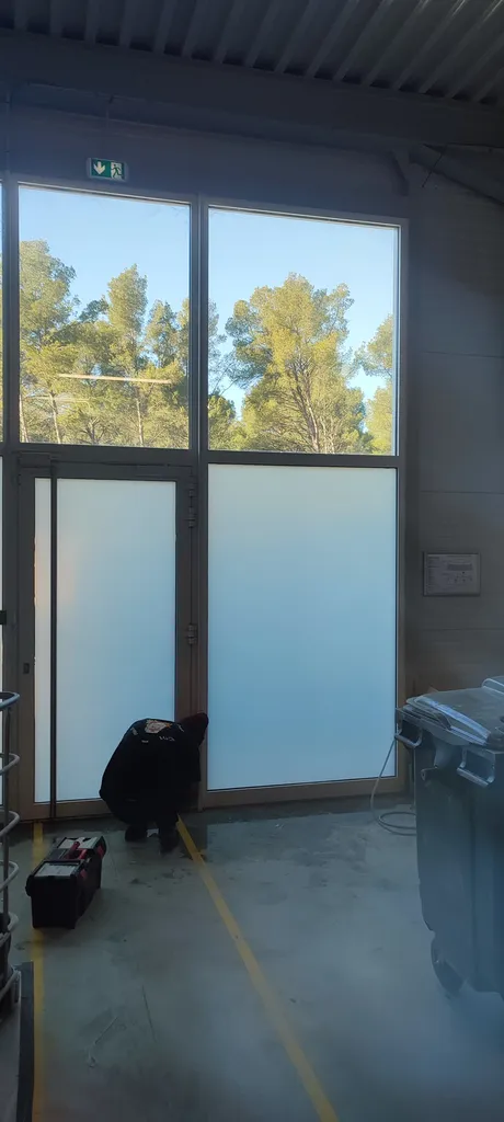  POSE DE FILMS OCCULTANT BLANC ANTI VIS A VIS  A MARIGNANE (13700) – Solution élégante pour préserver l’intimité des patients
