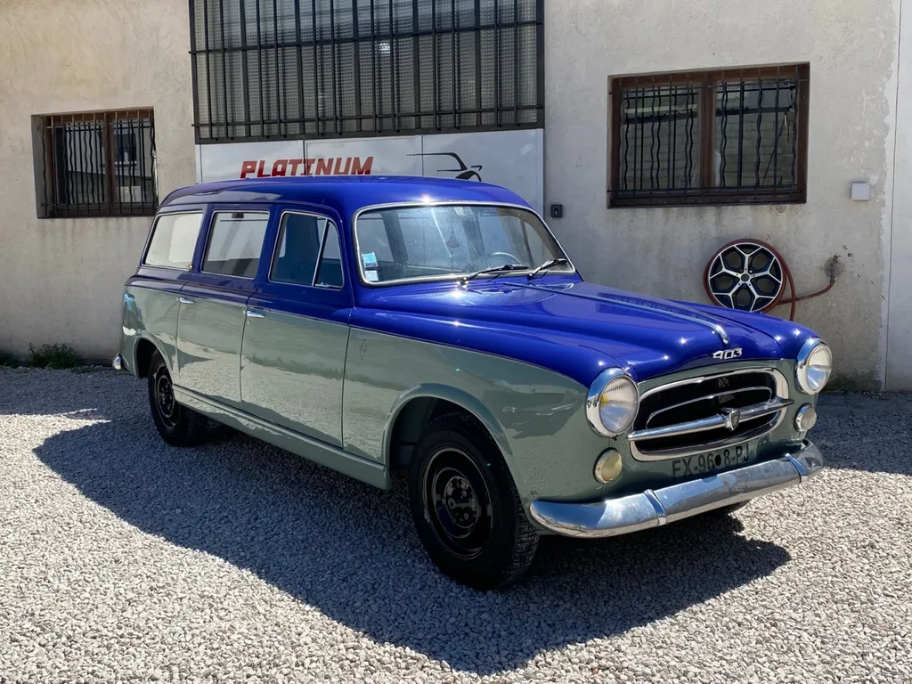 Restauration carrosserie d'une Peugeot 403 chez Platinum Carrosserie a Carnoux 13470 avec franchise offerte